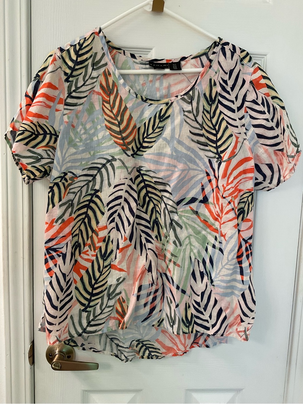 Linen Tahari White Leaf-Print Short Sleeve Blouse Coral Navy Accents 21.5”by 25”